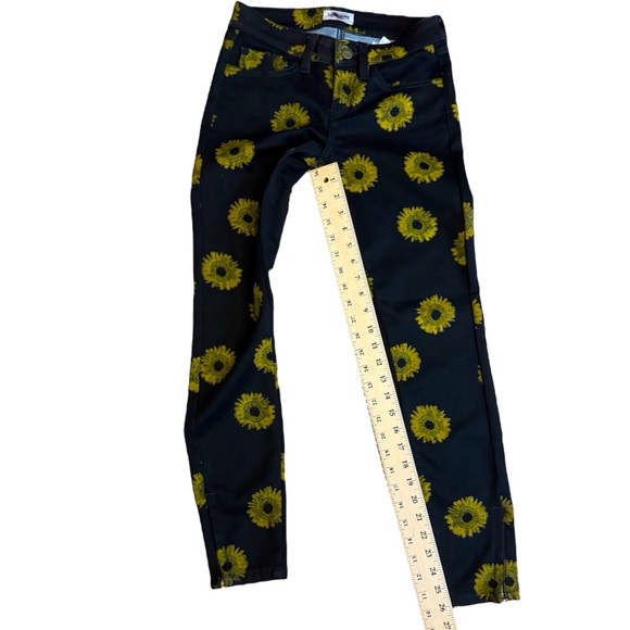 Like New Guess Jeans - Picture 13 of 13